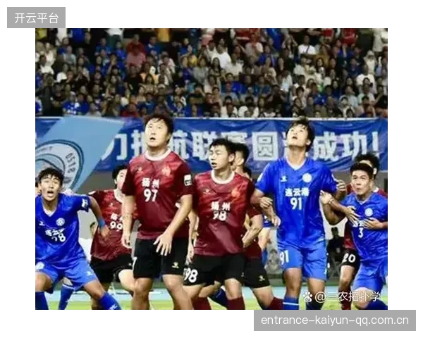 足球场奇迹瞬间：魔法吊射让门将瞬间呆立，令人震撼的足球精彩瞬间